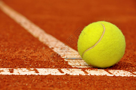 在网球红土场上的网球高清图片