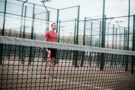 运动员在网球场：20多岁男性的健康生活乐趣图片