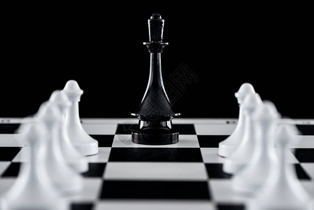 黑白棋子中的黑皇后数字的棋盘选取焦点图片