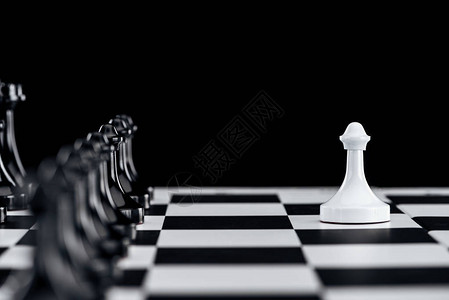 带有黑象棋数字的棋盘选取焦点和前方白典当的黑象棋图片