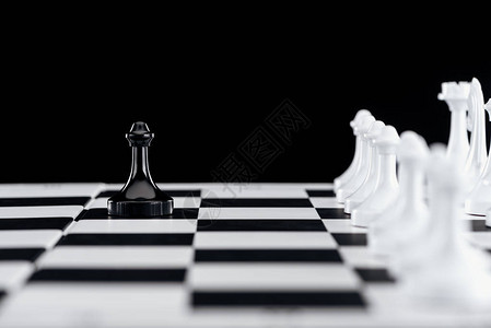 棋盘的选择焦点白色棋子和黑色棋子在前图片