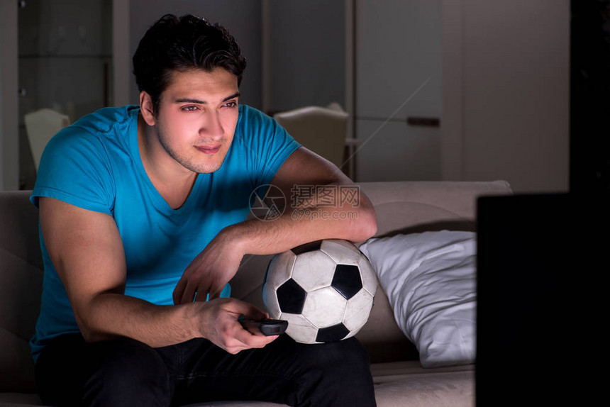 深夜看足球的年轻人图片