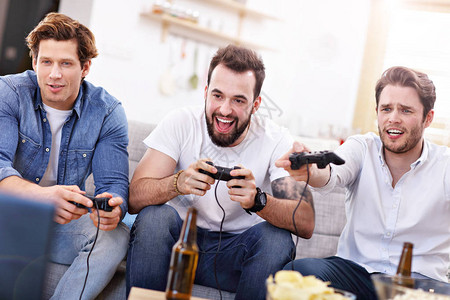 展示一群朋友在沙发上玩游戏图片