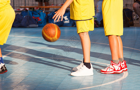 儿童在2013年9月9日在里雅斯特玩篮子的儿童2013图片