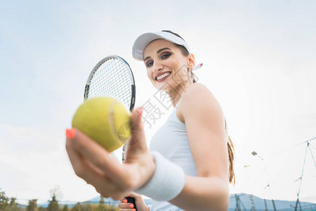想打网球的女人手里图片