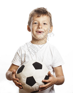 玩足球的可爱小可爱男孩孤立在白背景上背景图片