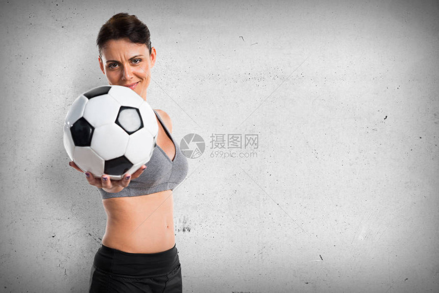 踢足球的运动女人图片