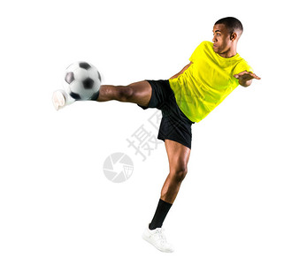 黑皮肤足球选手在孤立的白色背景踢球时图片