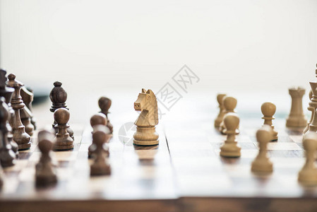 对国际象棋板上的木象棋数字的近视图片