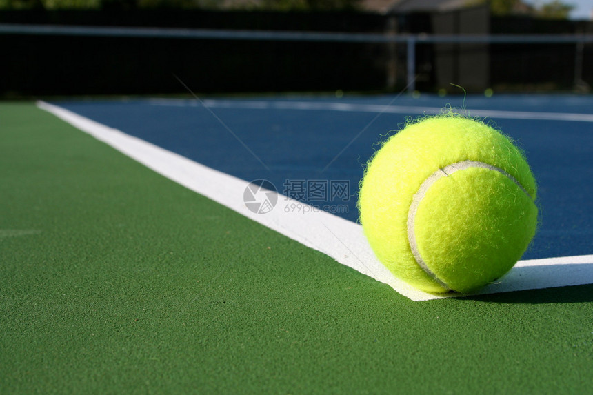 球场之外的网球图片