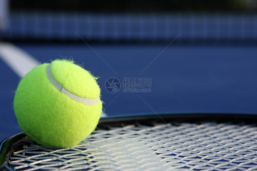 球拍上的网球网外图片
