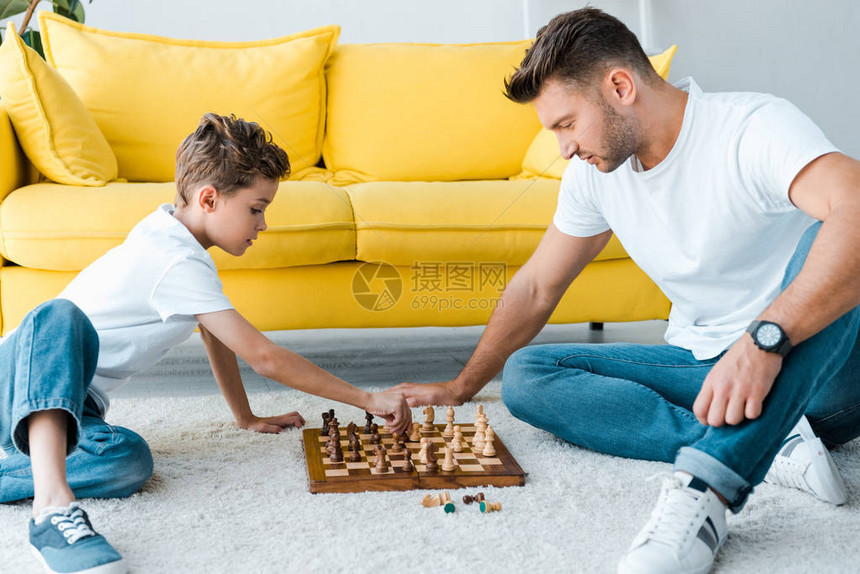英俊的父亲和儿子在地毯图片