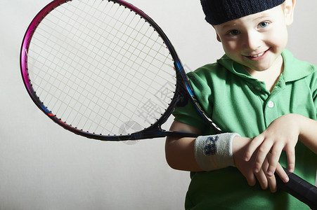 微笑的小男孩打网球的画像运动儿童有图片