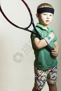 打网球的年轻男孩的画像运动儿童有图片