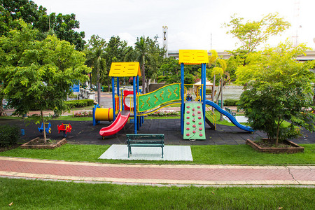 公园院子里的多姿彩的操场一个孩子图片
