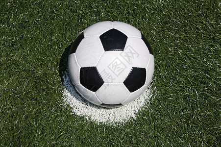 足球在草地上的罚球点图片