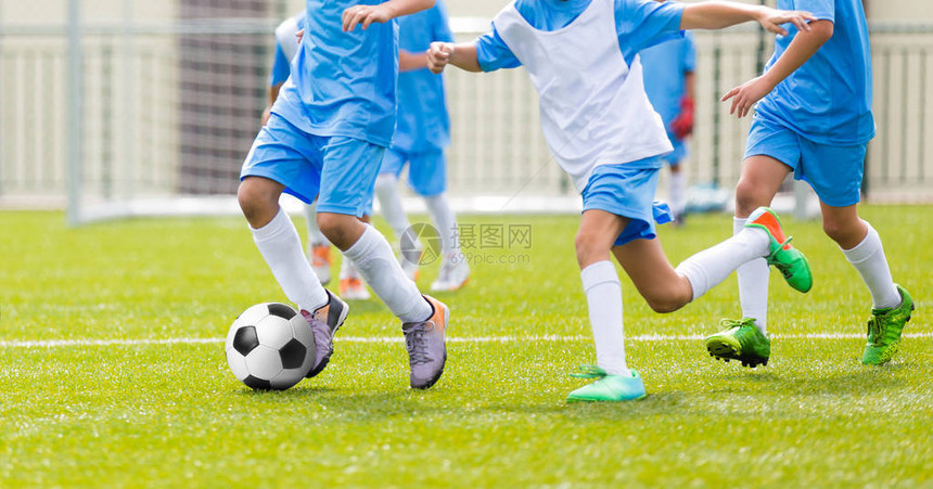 儿童足球训练比赛图片
