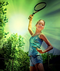 女运动员在阳光和绿树上打滚球图片
