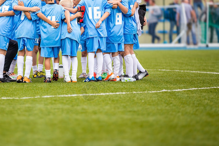 教练给儿童足球队的指示决赛前的青年足球队儿童足球比赛喊队图片