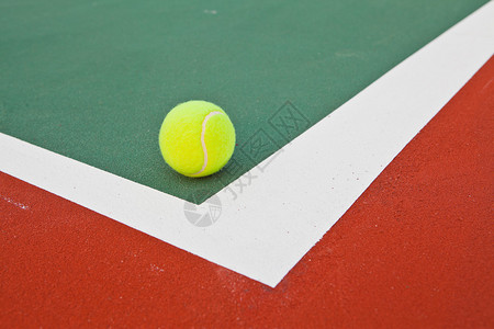 大满贯在有球的基线的网球场背景