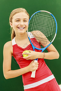 美丽的年轻女孩网球运动员在图片