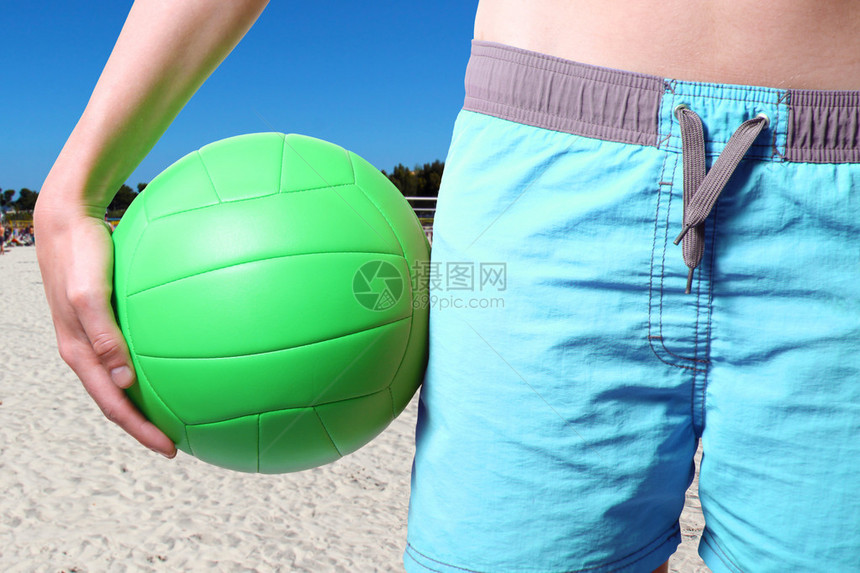 排球运动员在沙滩上带球图片