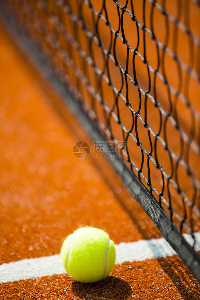 网球在网球场的网球图片