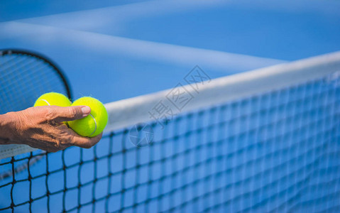 有选择的焦点模糊的网球场和蓝网球场作为背景人口老化概念图片