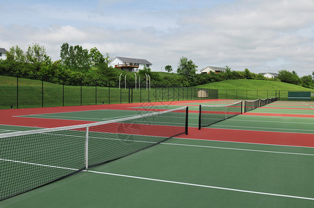 网球法庭在阳光明媚的图片