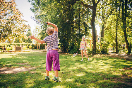 组有趣的孩子朋友在夏日公园打羽毛球孩子们在阳光明媚的日图片