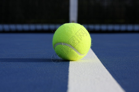 蓝色球场上的网球图片