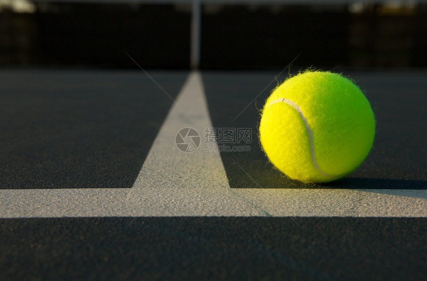 球场上打网球的关图片