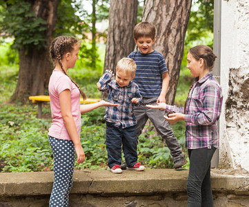 男女儿童户外游戏一群孩子在公园里玩图片