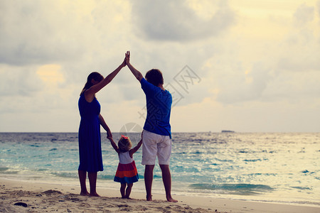 家庭幸福孩子在日落热带图片