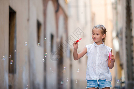 欧洲城市罗马户外可爱时尚小女孩图片