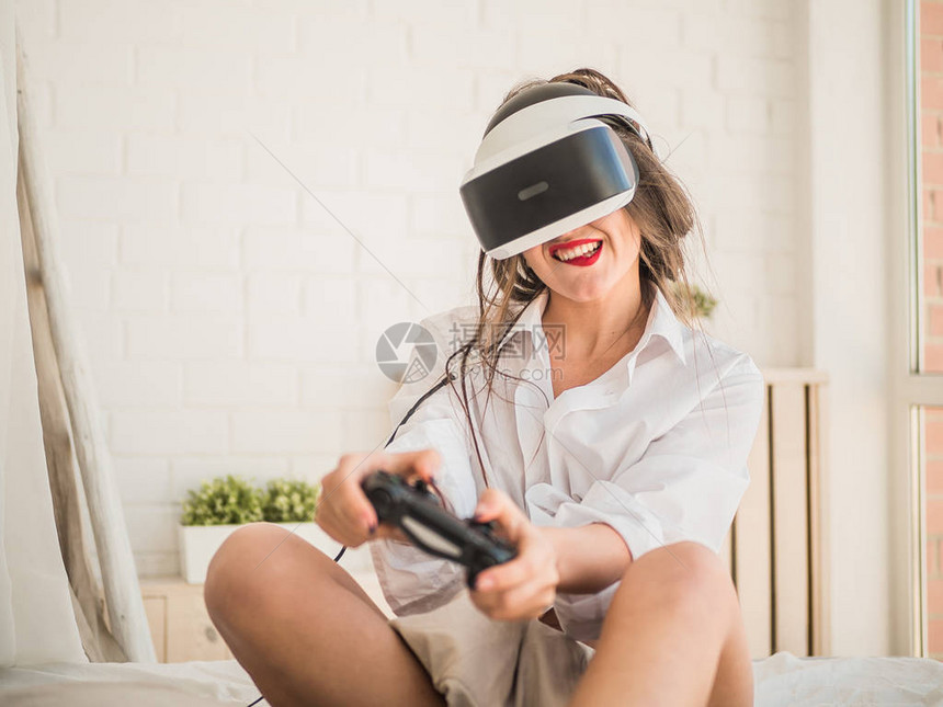 享受VR和玩游戏的女图片