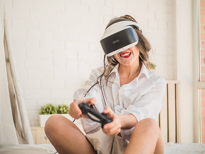 享受VR和玩游戏的女图片