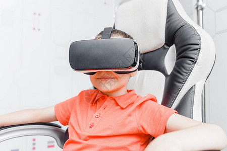 儿童在VR眼镜中经历虚图片