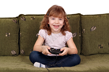 快乐的小女孩玩电子游戏图片
