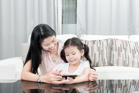 家庭儿童和快乐人的概念亚洲母女在家玩图片