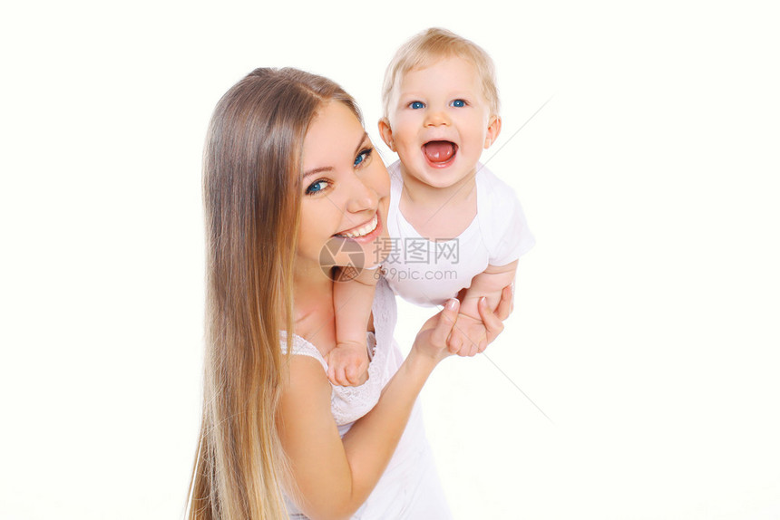 快乐笑的妈和婴儿在白色背图片