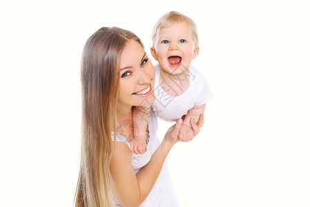快乐笑的妈和婴儿在白色背图片