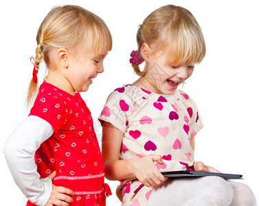 两个快乐的女孩在玩触摸板图片