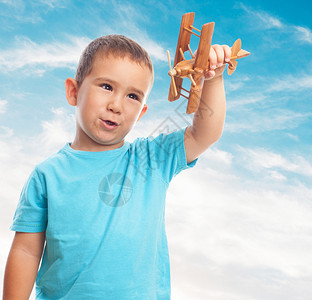 一个小男孩玩飞机的肖像图片