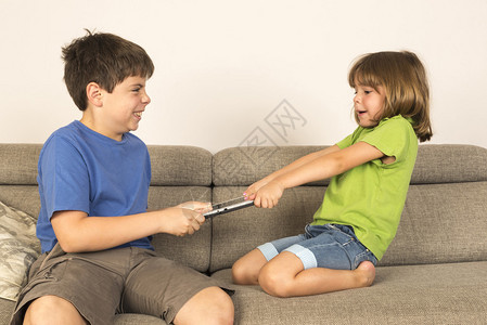 孩子们在沙发上争吵要玩图片