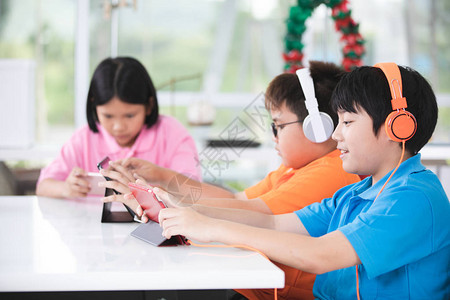 亚洲儿童一起玩平板电图片