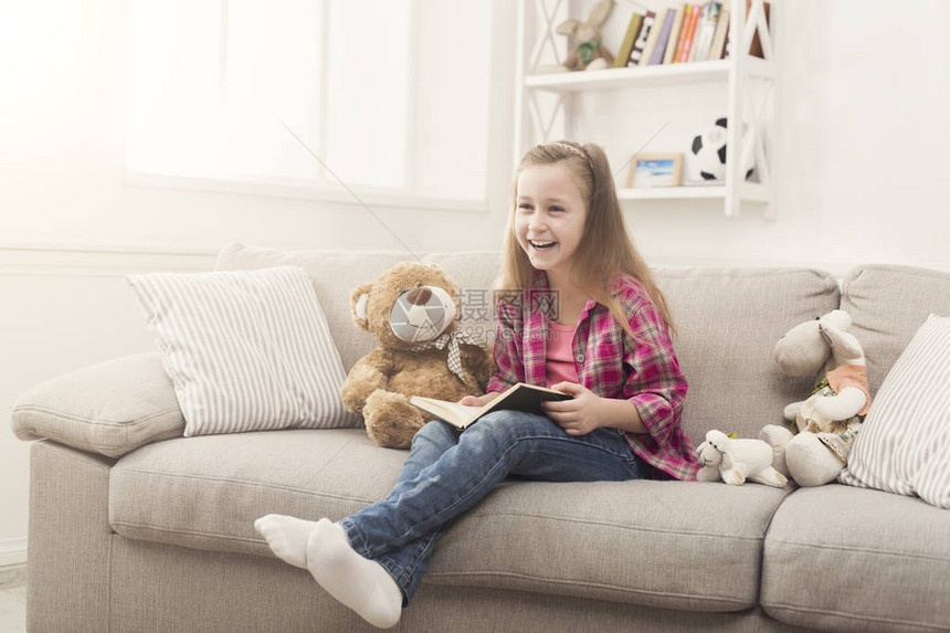 可爱快乐的小女孩泰迪熊和看书图片
