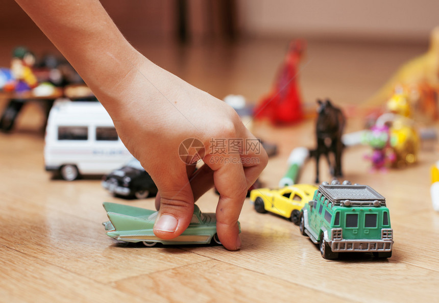 儿童在家里的地板上玩具小手乱图片