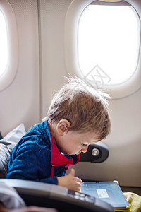 小男孩在飞机上图片