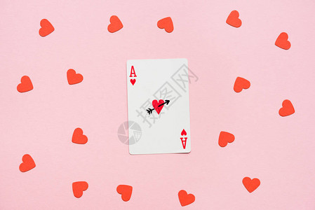 红心在粉红色表面玩牌的A型图片